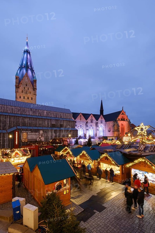 Christmas market stalls at the market, behind the Diocesan Museum and Paderborn Cathedral, Blue Hour, Paderborn, Westphalia, North Rhine-Westphalia, Germany, Europe