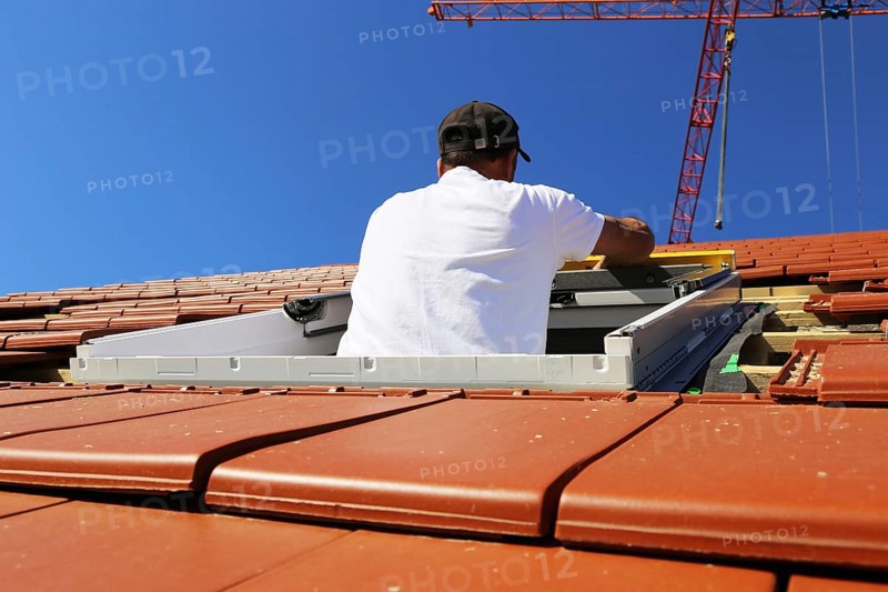 Employees of Zimmerei Mellein GmbH install the roof windows in the Mutterstadt development area, Rhineland-Palatinate