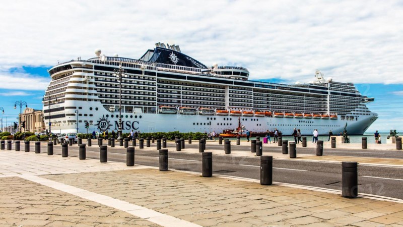 Piazza Unità d'Italia borders directly on the sea with cruise ships, Trieste, harbour city on the Adriatic, Friuli, Italy, Trieste, Friuli, Italy, Europe