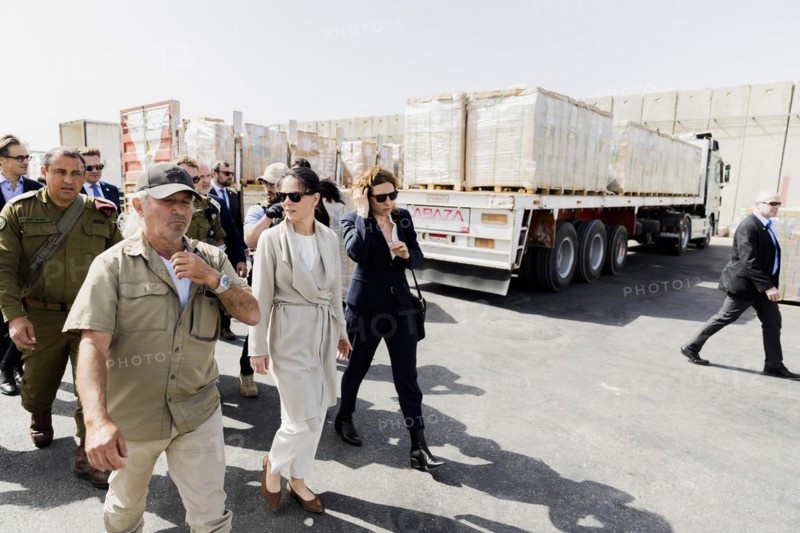 Annalena Bärbock (Alliance 90/The Greens, 2nd from left), Foreign Minister, is shown Egyptian lorries carrying humanitarian aid by Ami Shaked (left), Director of the Kerem Shalom border crossing, at the Kerem Shalom border crossing to the Gaza Strip on the Israeli side. Relief supplies are transported by lorry from the border crossing in the tri-border region of Egypt, Israel and the Gaza Strip to the Gaza Strip. Foreign Minister Bärbock is visiting Israel for the sixth time since the Hamas attack on Israel on 7 October to discuss the situation in Gaza and Israel once again
