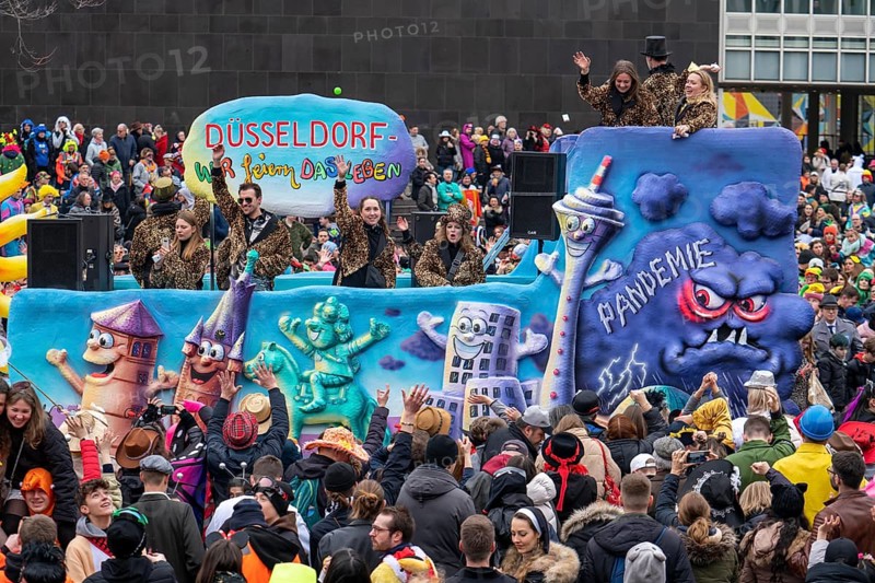 Rose Monday parade in Düsseldorf, themed floats of carnival societies and other participants in the street carnival, North Rhine-Westphalia, Germany, Europe