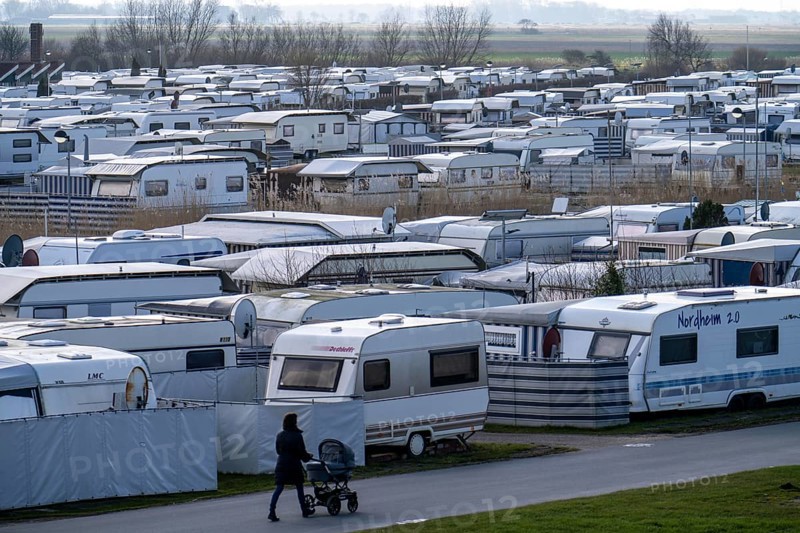 Campsite, pitch for caravans and motorhomes on the North Sea dyke, in Neuharlingersiel, Lower Saxony, Germany, Europe