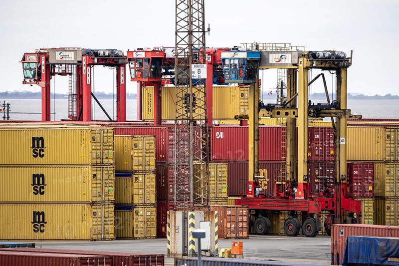 Container terminal in the seaport of Bremerhaven, Eurogate Container Terminal with almost 50 container gantry cranes, cranes, on a length of over 4 KM at the mouth of the Weser, straddle carriers bring the containers to and from the container ships, or store them between, Bremerhaven, Bremen, Germany, Europe