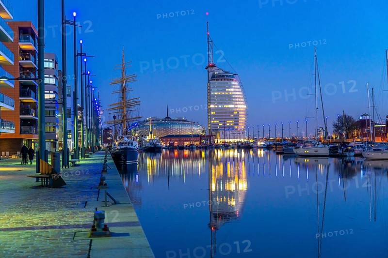 New harbour, harbour basin, harbour district, residential buildings, office buildings, Sail City building, hotel, Klimahaus Bremerhaven, marina and museum ships, part of the Harbour Worlds, in Bremerhaven, Bremen, Germany, Europe