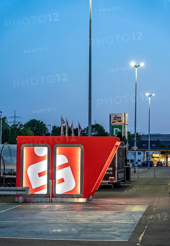 New ATM on the site of a shopping centre in Mülheim-Dümpten, free-standing, should be blast-proof, i.e. withstand blasting attempts by criminals, weighs 22 tonnes and is made of reinforced concrete, in March 2020 an ATM was blown up here, with a lot of accompanying damage, three blast-proof ATMs of the Sparkasse are to be built in MH, North Rhine-Westphalia, Germany, Europe