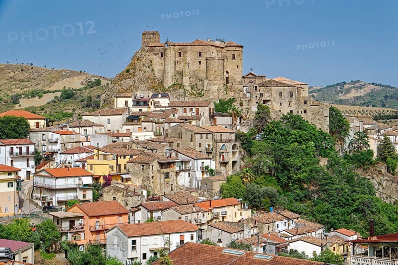 The castle and town of Oriolo, an Italian municipality in the province of Cosenza in the Pollino National Park, UNESCO Global Geopark, in the region of Calabria. The town is a member of the association I borghi più belli d'Italia, the most beautiful places in Italy. Oriolo, Cosenza, Calabria, Southern Italy, Southern Europe