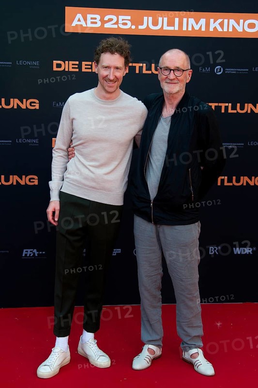 Peter Lohmeyer with his son Louis Klamroth, DIE ERMITTLUNG, photo call on the red carpet for the Berlin premiere at the ZOO Palast, Berlin, 16.07.2024