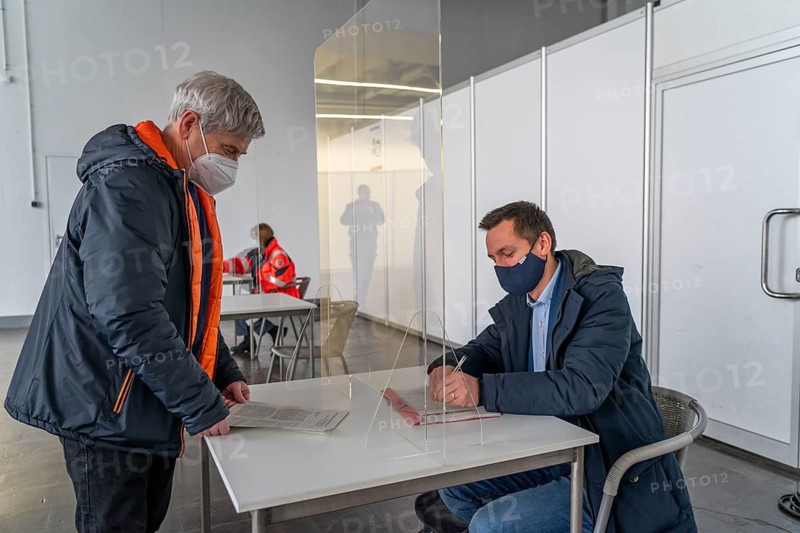 Entrance area, registration, test run in the vaccination centre for the corona vaccinations, in a hall of Messe Essen, by the city, the fire brigade and various aid organisations, 12 vaccination routes for a daily vaccination of up to 2400 people, operated by the North Rhine-Westphalia Association of Statutory Health Insurance Physicians