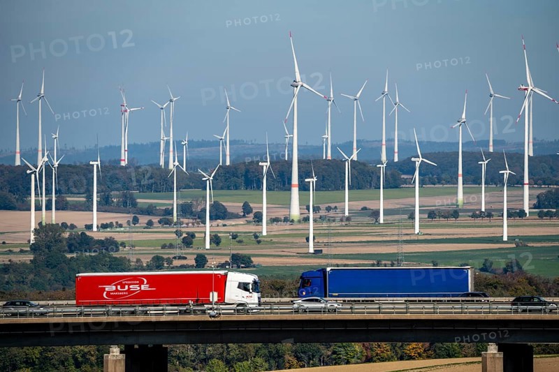 Wind farm near Lichtenau, bridge on the A44 motorway, Ostwestfalen Lippe, North Rhine-Westphalia, Germany, Europe
