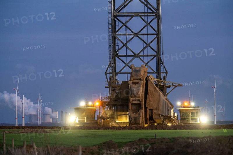 Edge of the Garzweiler II open-cast lignite mine, at the village of Lützerath, the last village to be excavated, in the background the Neurath lignite-fired power station, belongs to Erkelenz in the district of Heinsberg, North Rhine-Westphalia, Germany, Europe