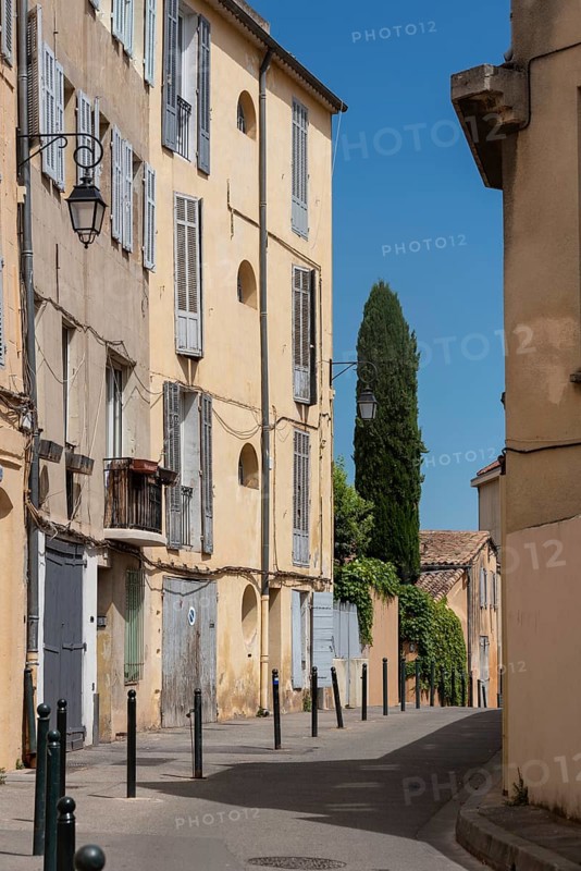 An alley in the historic centre of Aix-en-Provence, Aix-en-Provence, Provence-Alpes-Côte d'Azur, France, Europe