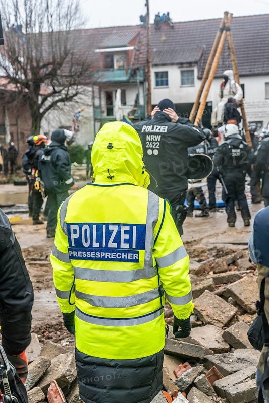 2nd day of the clearing of the hamlet of Lützerath, by the police, of tree houses and huts, at the Garzweiler 2 opencast lignite mine, Erkelenz, North Rhine-Westphalia, Germany, Europe