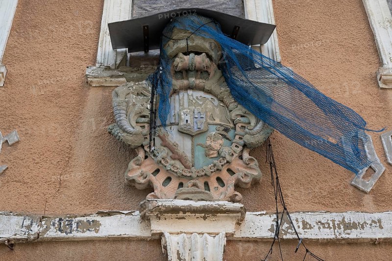 Coat of arms of the Schwarzenbergs, Franconian-Bohemian noble family, on a former inn, Hüttenheim 5, Hüttenheim, Lower Franconia, Bavaria, Germany, Europe