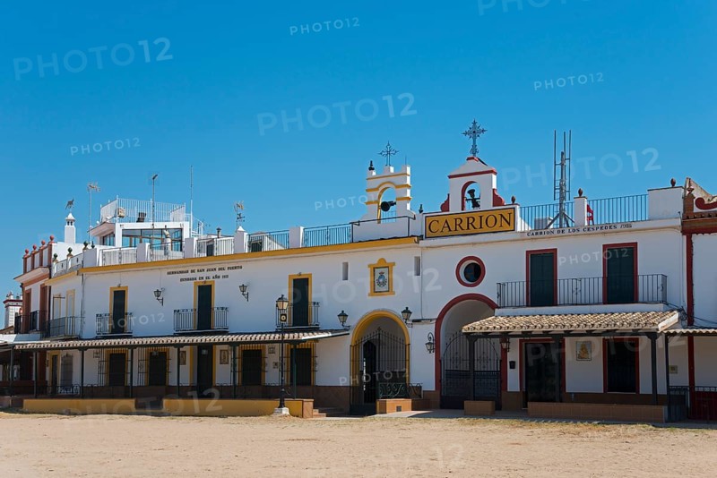 Weißes Gebäude mit Glockenturm und Bögen unter einem klaren blauen Himmel, Wallfahrtsort, Kirche, El Rocío, Rocío, Rocio, Huelva, Andalusien, Spanien