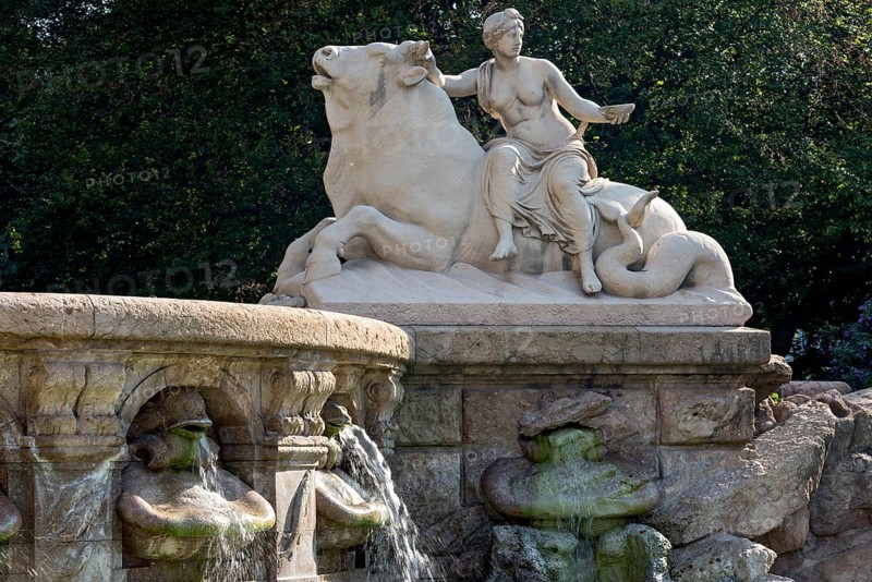 Wittelsbach Fountain, monumental Wittelsbach Fountain by Adolf von Hildebrand, allegory of the creative power of water, sculpture of an Amazon on a bull with a fish tail, neoclassicism, Lenbachplatz, Munich, Upper Bavaria, Bavaria, Germany, Europe