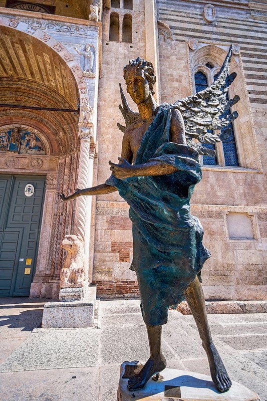 Blue Angel, bronze sculpture in front of Santa Maria Matricolare Cathedral, Verona, Veneto, Italy, Europe