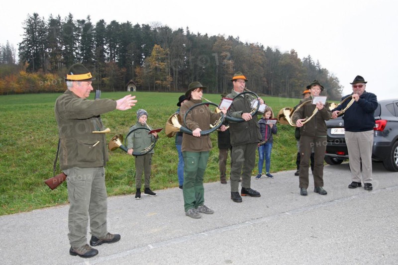 Hunting guide and hunting horn player in front of the start of the hunt for brown hare (Lepus europaeus) and pheasants (Phasianus colchicus) Tradition, Lower Austria, Austria, Europe