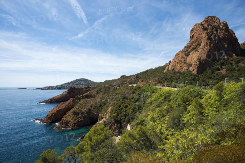 Coast and red rocks, Massif de l'Esterel, Esterel Mountains, Département Var, Région Provence-Alpes-Côte d'Azur, France, Europe