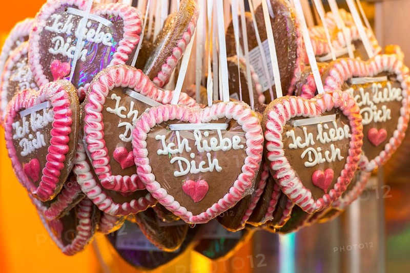 Gingerbread hearts with icing in the shape of a heart, decorated with pink and white, bearing the inscription 'I love you', Cannstadter Volksfest, Stuttgart-Bad Cannstadt, Baden-Württemberg