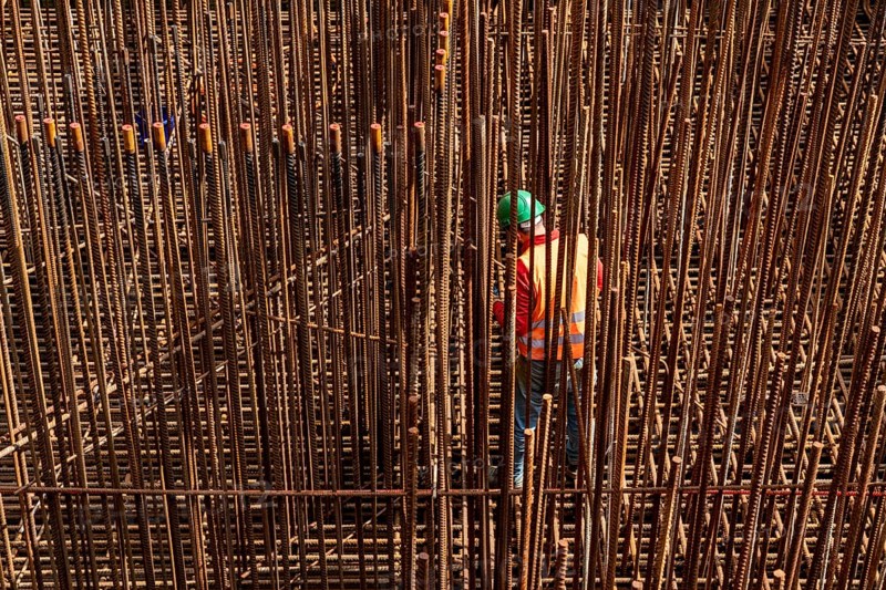 Construction site, reinforced concrete construction site, workers erect a mesh of reinforcing bars, serves as reinforcement for reinforced concrete parts, such as a bridge foundation here, North Rhine-Westphalia, Germany, Europe