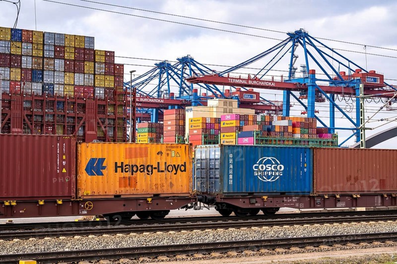 Port of Hamburg, Waltershofer Hafen, container ships, goods train brings and collects freight containers to and from HHLA Container Terminal Burchardkai, Hamburg, Germany, Europe