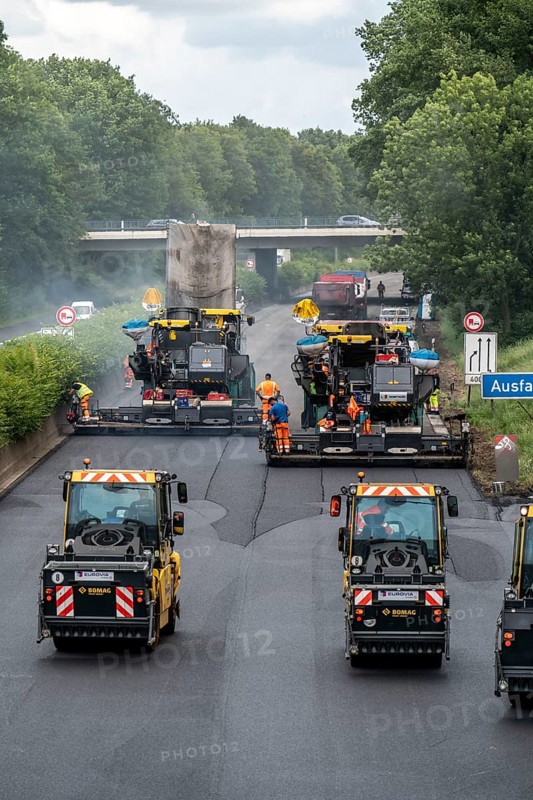 Renewal of the road surface on the A40 motorway between the Kaiserberg junction and Mülheim-Heißen, in the direction of Essen, over a length of 7.6 kilometres, with whisper asphalt, so-called open-pored asphalt, 10-day closure of the motorway, North Rhine-Westphalia, Germany, Europe
