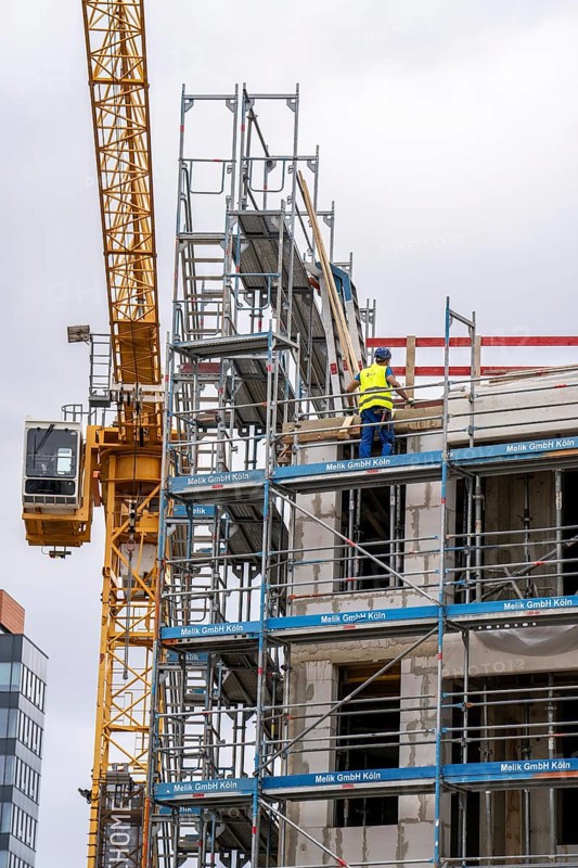 Large construction site, in Düsseldorf, construction of condominiums, shell construction, scaffolding, North Rhine-Westphalia, Germany, Europe