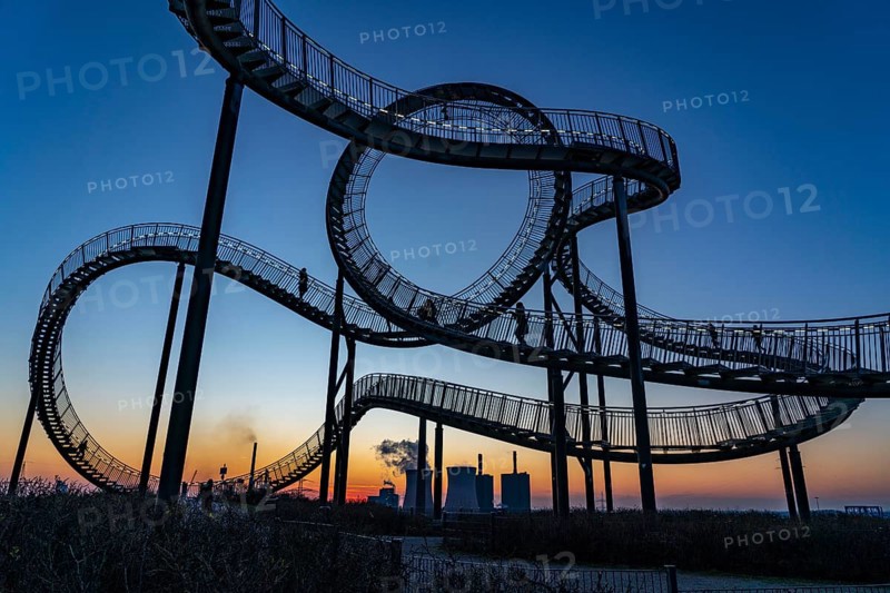 Landmark Angerpark Tiger & Turtle, Magic Mountain, walk-in sculpture in the form of a rollercoaster on the Heinrich-Hildebrand-Höhe spoil tip, HKM steelworks, sunset, Duisburg, North Rhine-Westphalia, Germany, Europe