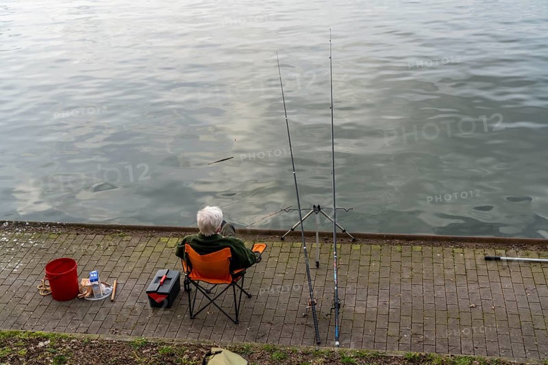 Angler on the Rhine-Herne Canal, Senior, Duisburg, North Rhine-Westphalia, Germany, Europe