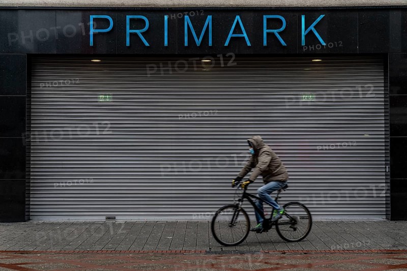 Gelsenkirchen city centre, pedestrian zone, Bahnhofstraße, during the Corona crisis, lockdown in January 2021, closed shops, Primark fashion department stores', and gastronomy, few passers-by, Gelsenkirchen, North Rhine-Westphalia, Germany, Europe