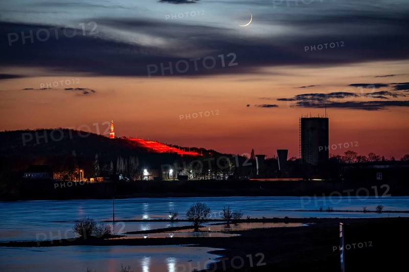 Rhine near Duisburg-Beeckerwerth, Rheinpreussen spoil tip in Mörs, spoil tip sign Das Geleucht, light installation, Duisburg, North Rhine-Westphalia, Germany, Europe