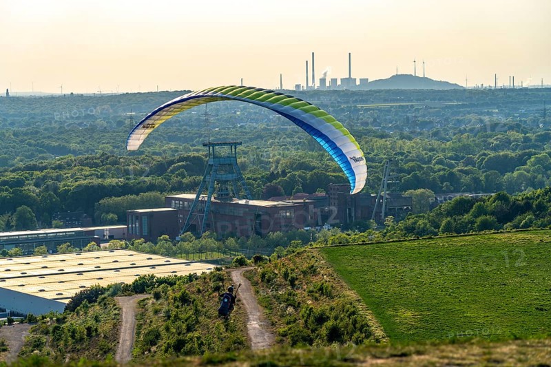 Paragliders on the Hoheward spoil tip, view to the west, North Rhine-Westphalia, Germany, Paragliders on the Hoheward spoil tip, view to the west, former Ewald spoil tip, behind UNIPER Scholven power station, Herten, North Rhine-Westphalia, Germany, Europe
