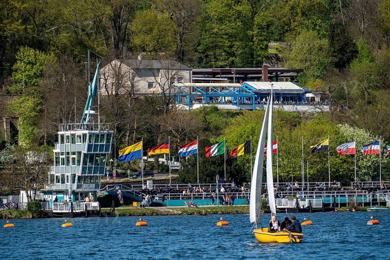 Lake Baldeney, reservoir of the Ruhr, regatta tower, regatta grandstand, catering above the lake, Greek restaurant Hügoloss, with large terrace, sailing boat, Essen, North Rhine-Westphalia, Germany, Europe