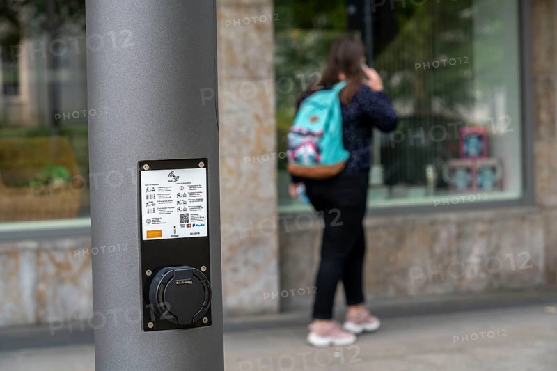 E-charging station in new smart poles, intelligent street lamps, test run, EON and the city of Essen are testing street lamps that measure environmental data, offer electricity for electric cars, are parking guidance systems, offer WLAN, are emergency call pillars and digital display panels, Essen, North Rhine-Westphalia, Germany, Europe