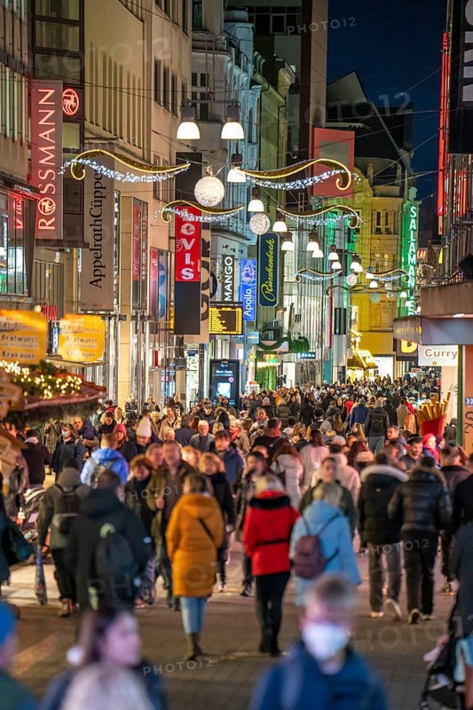 Pre-Christmas time in Dortmund, pedestrian zone, shopping street Westenhellweg, many people go shopping, North Rhine-Westphalia, Germany, Europe