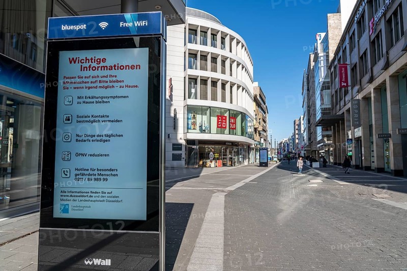 Advertising displays, give advice on correct behaviour, empty city centre, shopping street, Schadowstraße, effects of the coronavirus pandemic in Germany, Düsseldorf