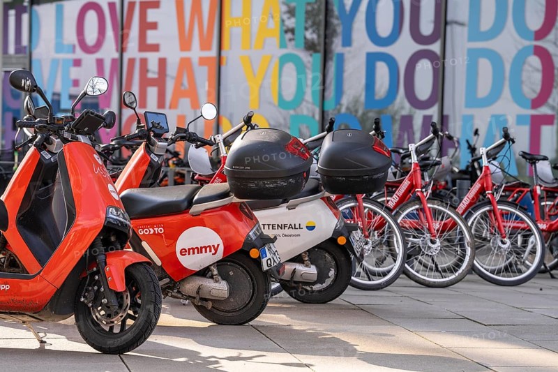Rental bikes, rental mopeds, rental scooters, various providers, electrically powered, Hafencity Hamburg