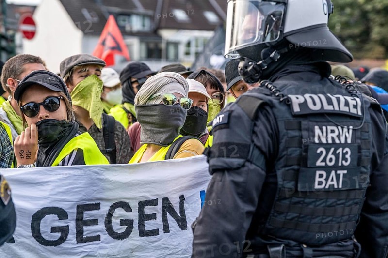 Demonstration against the AFD party conference in Essen, blockade of Alfredstraße, bridge over the A52 motorway, North Rhine-Westphalia, Germany, Europe
