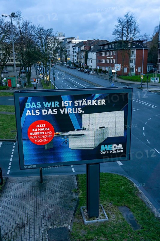 Advertising with reference to the corona epidemic, Meda good kitchens, LED roadside screen, digital advertising monitors, effects of the corona crisis in Germany, Essen, on Alfredstraße, B224