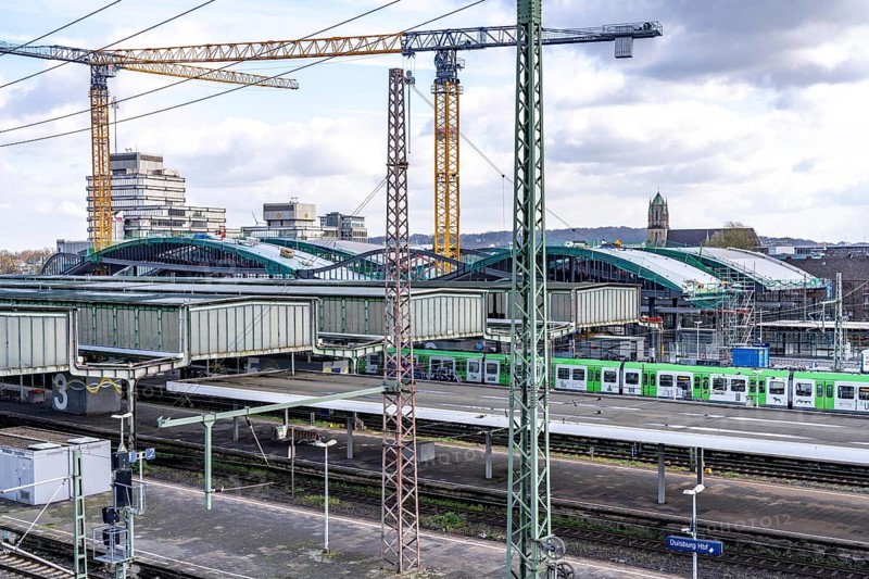 Modernisation of Duisburg Central Station, the platforms of the 13 tracks are being renewed, the old flat roofs are being replaced by corrugated steel and glass roofs, the conversion is taking place during ongoing operations, one platform is always closed, the conversion measure should be completed by 2028, Duisburg North Rhine-Westphalia, Germany, Europe