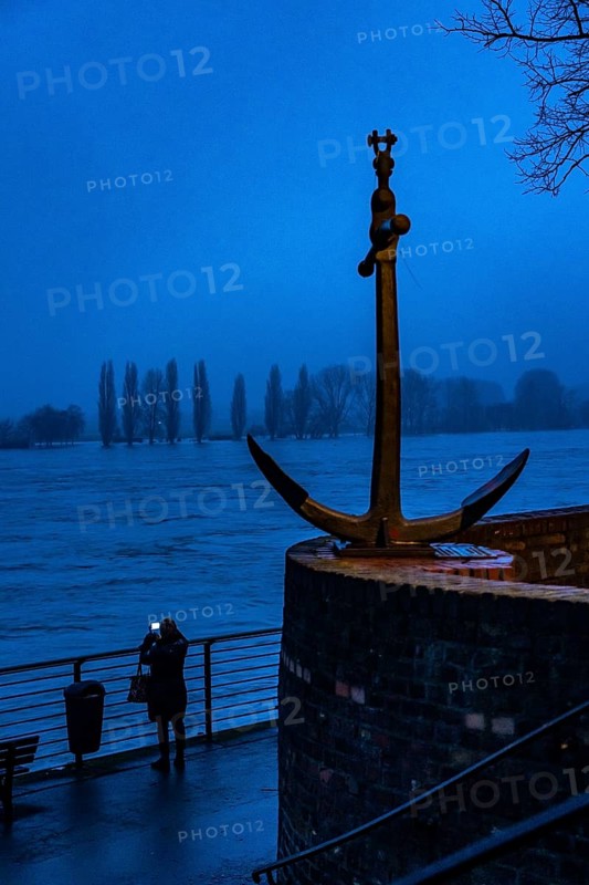 High water on the Rhine at Düsseldorf-Kaiserswerth, foggy weather, riverside paths and Rhine meadows are partly flooded, the Rhine ferry has stopped operating, initial restrictions on shipping apply, Düsseldorf, North Rhine-Westphalia, Germany, Europe