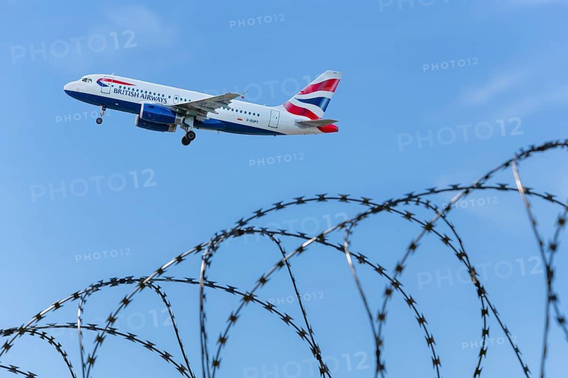 Symbolic image of security, British Airways, security fence, Stuttgart Airport, Baden-Württemberg, Germany, passenger aircraft taking off, Europe