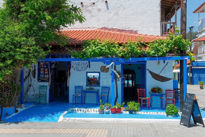 Inviting Greek taverna with blue and white colours and a cosy atmosphere, Sarti, Sithonia, Chalkidiki, Halkidiki, Central Macedonia, Greece, Europe