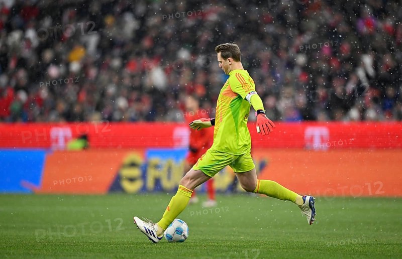 Goalkeeper Manuel Neuer FC Bayern Munich FCB (01) Action on the ball, snowfall, Allianz Arena, Munich, Bavaria, Germany, Europe