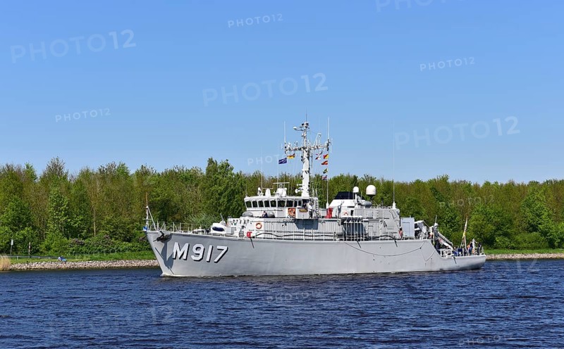 Belgian minesweeper Crocus M917 in the Kiel Canal, Kiel Canal, NOK, Schleswig-Holstein, Germany, Europe