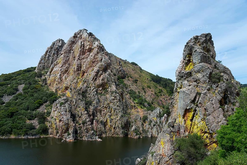 Spectacular rock formations above a river, embedded in hilly nature, Salto del Gitano, River Tagus, Tagus, Monfragüe National Park, Cáceres, Caceres, Extremadura, Spain, Europe