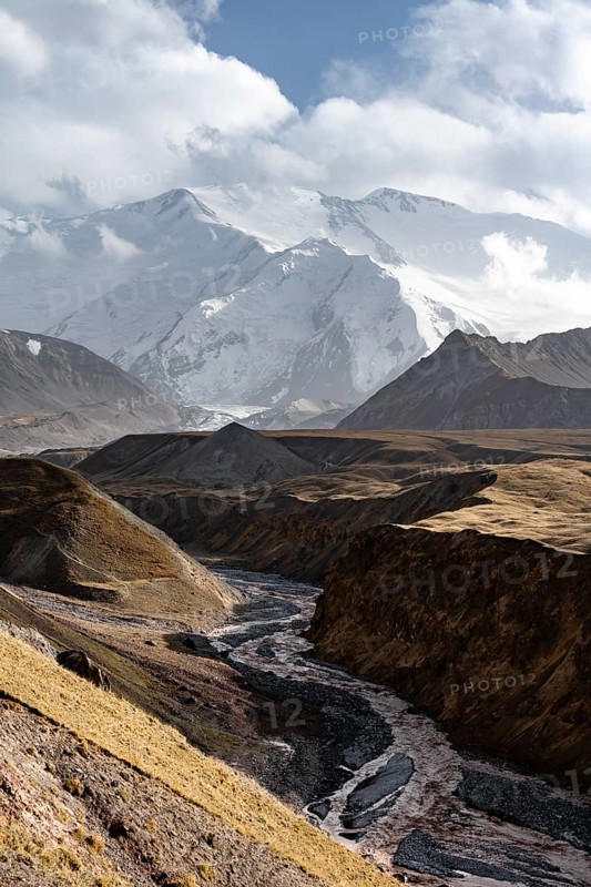 Achik Tash river, Achik Tash valley, behind glaciated and snow-covered mountain peak Pik Lenin, Trans Alay Mountains, Pamir Mountains, Osh Province, Kyrgyzstan, Asia