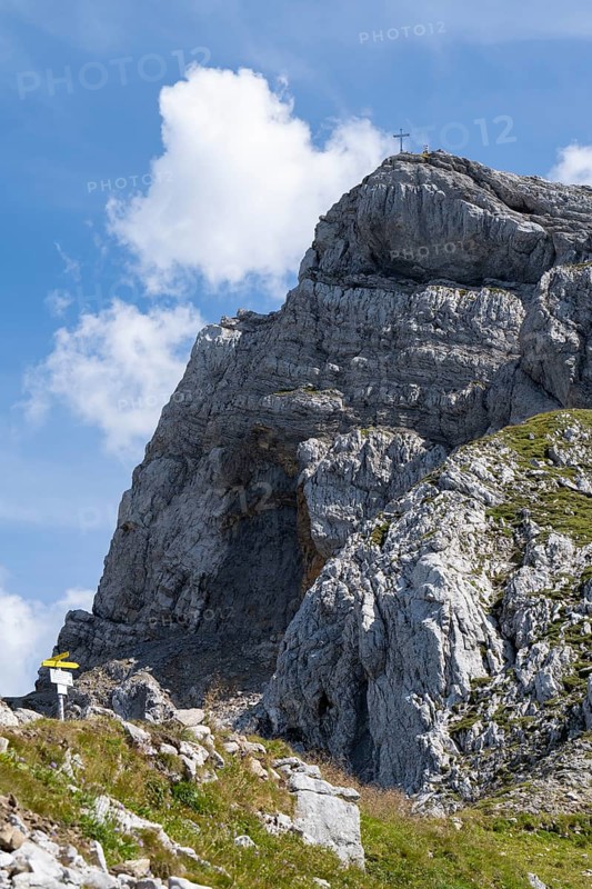 Summit cross on the western Karwendelspitze, Karwendel Mountains, Mittenwald, Werdenfelser Land, Alps, Upper Bavaria, Bavaria, Germany, Europe