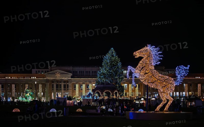 Night shot, Christmas market, Illumination, with Stuttgarter Rössle, landmark, Königsbau, Königsstraße, Stuttgart, Baden-Württemberg, Germany, Europe