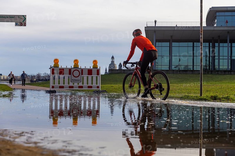 Due to the heavy precipitation in the form of snow and rain, alert level 3 has been declared on the Elbe in Dresden. The maximum level is expected to be 6.37 metres on 29.12.2023. The Elbe cycle path is flooded and closed in many places, Dresden, Saxony, Germany, Europe